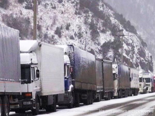 Сильный снегопад начался на крестовом перевале